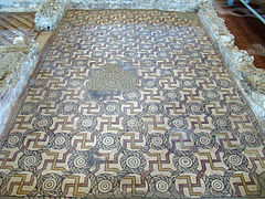Mosaico en que puede apreciarse la mancha dejada por una hoguera en los tiempos de abandono de la villa.