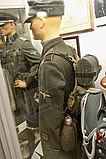 Waffen-SS-uniform for frontkjemper i Regiment Nordland med SS' «høyhetstegn» med spisse vinger på venstre jakkeerme og på skilua. Foto: Fra Lofoten Krigsminnemuseum