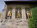 Figurennischen am Torbau: Figuren der hll. Laurentius, Georg und Sebastian (von links nach rechts)
