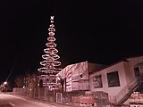 Illuminierter Gerüstbau zur Weihnachtszeit, hier ein Weihnachtsbaum (2018)
