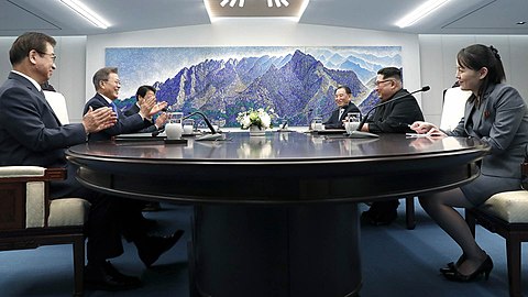 Megbeszélés a Békeházban. Jobb szélen Kim Jodzsong (Kim Yo-jeong), Kim Dzsongun (Kim Jeong-un) testvére