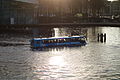 Amfibische bus in Amsterdam nabij het Scheepvaartmuseum