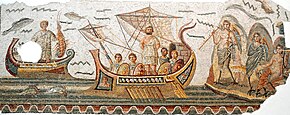 mosaïque représentant à gauche, une barque avec un pêcheur tenant une langouste ; au centre, un deuxième navire avec Ulysse attaché au mât, entouré de ses compagnons ; à droite, à terre, trois femmes ailées jouant de la musique