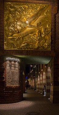 Eingang zur Böttcherstraße mit der Skulptur der Lichtbringer