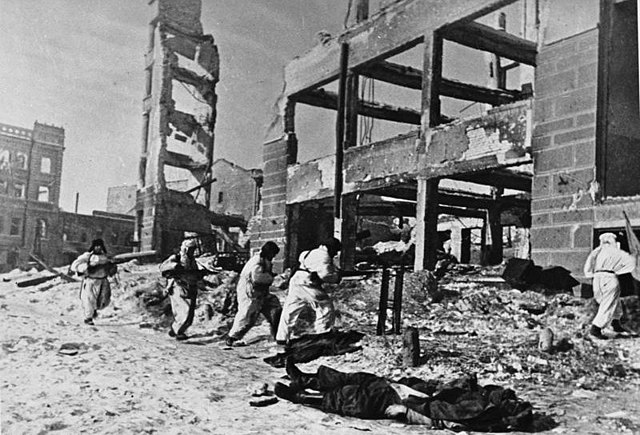 Gennaio 1943: soldati sovietici snidano gli ultimi tedeschi tra le macerie di Stalingrado.