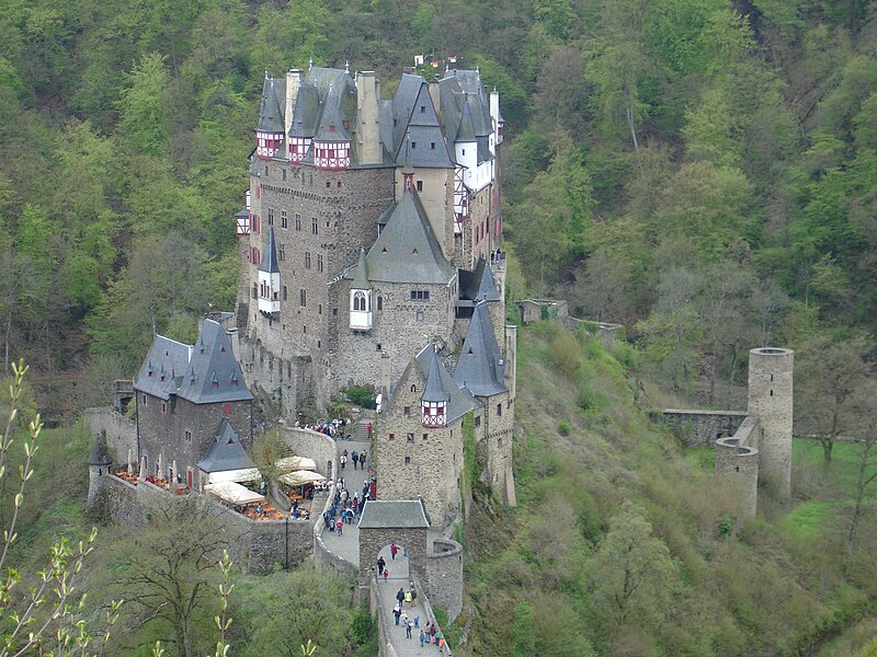 http://upload.wikimedia.org/wikipedia/commons/thumb/a/ae/Burg_Eltz_5.JPG/800px-Burg_Eltz_5.JPG