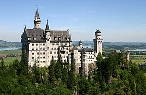 טירת נוישוונשטיין הממוקמת במדינת באווריה שבגרמניה. הטירה הייתה מקור ההשראה לעיצוב טירת היפהפייה הנרדמת בדיסנילנד, קליפורניה, אותה בנה וולט דיסני לאחר ביקורו בבוואריה.