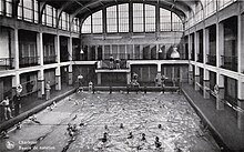Carte postale d'une piscine avec des nageurs et des personnes sur le bord du bassin