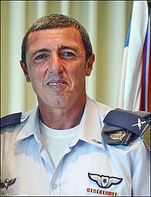 Главный военный раввин вручает начальнику штаба Армии Обороны Израиля четыре вида - Flickr - Силы обороны Израиля (обрезано) .jpg
