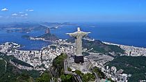 פסל ישו הגואל ונופה של ריו דה ז'ניירו הנשקף מההר, ברזיל.