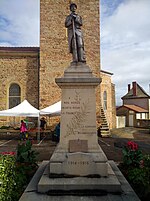 Poilu au repos (monument aux morts)