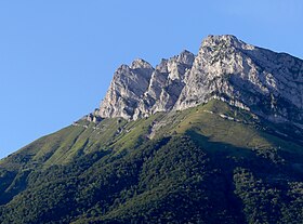 Le sommet vu de Saint-Pierre-d'Albigny au sud.