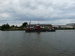 Twee stoomschepen op de terugtocht naar Rotterdam gezien vanaf de waterbus