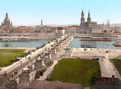 Dresden'in Altstadt ve Elbe Nehri üzerindeki Augustus Köprüsü'nün görünümü: sol tarafında Brühl'ün terası (Brühlsche Terrasse), Frauenkirche, köprünün karşısında Krallık Sarayı (Residenzschloss Dresden) ve Katolik Katedrali (Hofkirche), sağ tarafında Zwinger ve Semper Oper'in ucu görülmektedir. Bu fotoğraf 1890-1900 yılları arasında Saksonya Krallığı Savaş Bakanlığı binasından çekilmiştir. (Fotokrom) (Üreten: Detroit Publishing Co.)