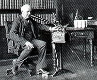Thomas Edison usando el dictáfono (1907).