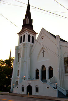 Выкрашенная в белый цвет церковь на закате.