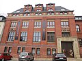 Fabrik mit Direktorenwohnhaus sowie Vorgarten und Pflasterung des Zugangsweges, sowie straßenparalleles Produktionsgebäude (ehemals Firma A. Loose, VEB Kaltverformungsmaschinenwerk)