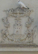 Escudo de Sanlúcar sobre la fachada del Ayuntamiento Viejo en la plaza del Cabildo.