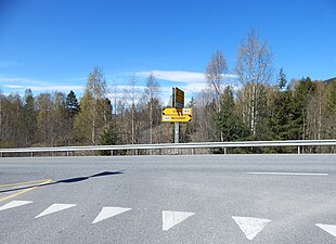 Vägskälet där fylkesväg 360 möter anslutande fylkesväg 3340 (i förgrunden) vid Vårheim.