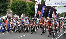 Départ du peloton pour l'édition 2013 du Grand Prix d'Isbergues.jpg