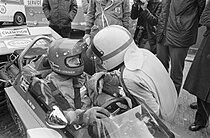 Gijs van Lennep, ingeschreven door de Stichting Autoraces Nederland, in de Surtees TS9 krijgt instructies van John Surtees (Zandvoort, 1971)