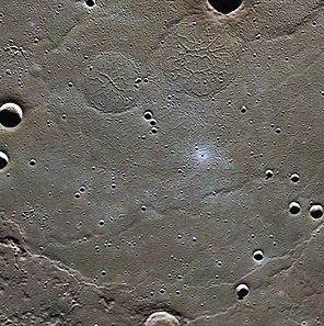 Частина кратера Ґете (внизу видно вал, вгорі — перетяті грабенами кратери-привиди)