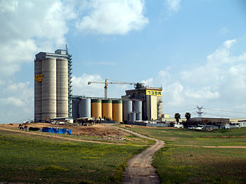 English: farm with grain elevators in Israel