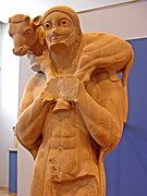 Le Moschophore (« porteur d'agneau »), statue datée de v. 570-550 av. J.-C. Musée de l'Acropole d'Athènes.