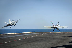 Зліт винищувачів палубної авіації F/A-18 «Супер Горнет» з авіаносця «Карл Вінсон» на підтримку операції «Непохитна рішучість». Жовтень 2014