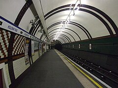 De Piccadilly Line naar het oosten met het tegelpatroon langs het perron.