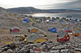 Le village d'Ittoqqortoormiit sur la côte est du Groenland. (définition réelle 2 553 × 1 665)