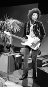 Фотография 1967 года Stratocaster (играет Джими Хендрикс) с большой гривой 
