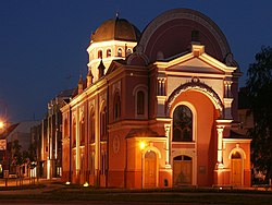 Pohled na osvětlenou synagogu