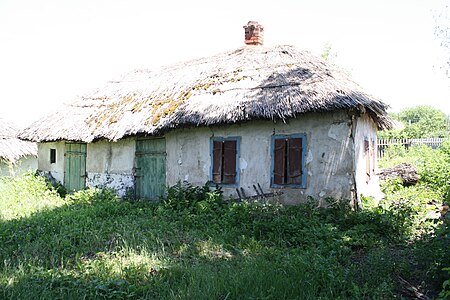 Хата-розвалюха у селі Кругляківка, Харківська область на Слобожанщині