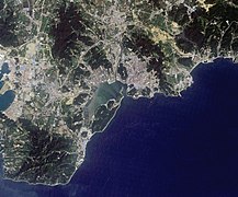 2010年NASA拍攝的衛星圖，旅順港位於中心位置。