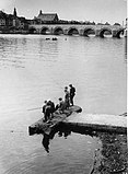 Vissers op een steiger bij de Wycker Waterpoort, ca. 1935
