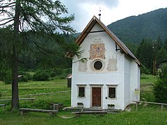 Antigua iglesia rural en Domegge di Cadore.
