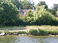 L'ancienne maison de villégiature d'Aristide Briand au bord du Canal de Caen à la mer.