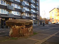 Marktplatz Jürgenohl mit der Skulptur Kopf von Reinhard Buxel (1985)