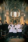 Uitgangsprocessie met processiekruis en kaarsen, Église Saint-Sulpice, Parijs