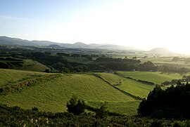 Вид на внутреннюю часть Рибейра-Гранди с видом на юго-восток в сторону горного мира Агуа-де-Пау.