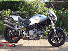 Une moto Ducati Monster S2R1000. (définition réelle 1 600 × 1 200)