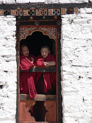 Монахи в дзонґу Паро