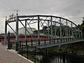 右岸下流側より。奥の赤い桁橋は2003年竣工の新森村橋、その奥は四国化工機富士小山食品工場