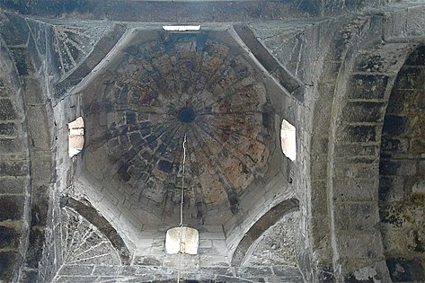 Cúpula da Basílica de Odzun, na Armênia, apoiada trompa de ângulo, uma das primeiras formas de pendículo. (Século VIII)