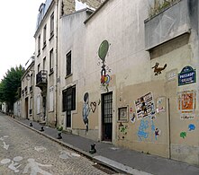 Mur avec graffitis.