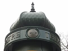 Blason sur une colonne Morris moderne.