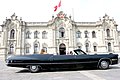 Президентский лимузин у дворца