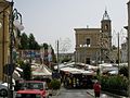 Piazza Garibaldi e la chiesa di San Rocco nel giorno di mercato