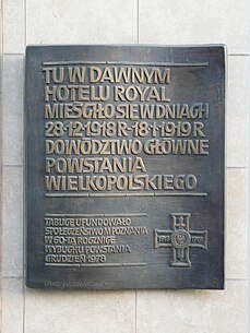 Tablica upamiętniająca udział Hotelu Royal w wydarzeniach z 1918–1919